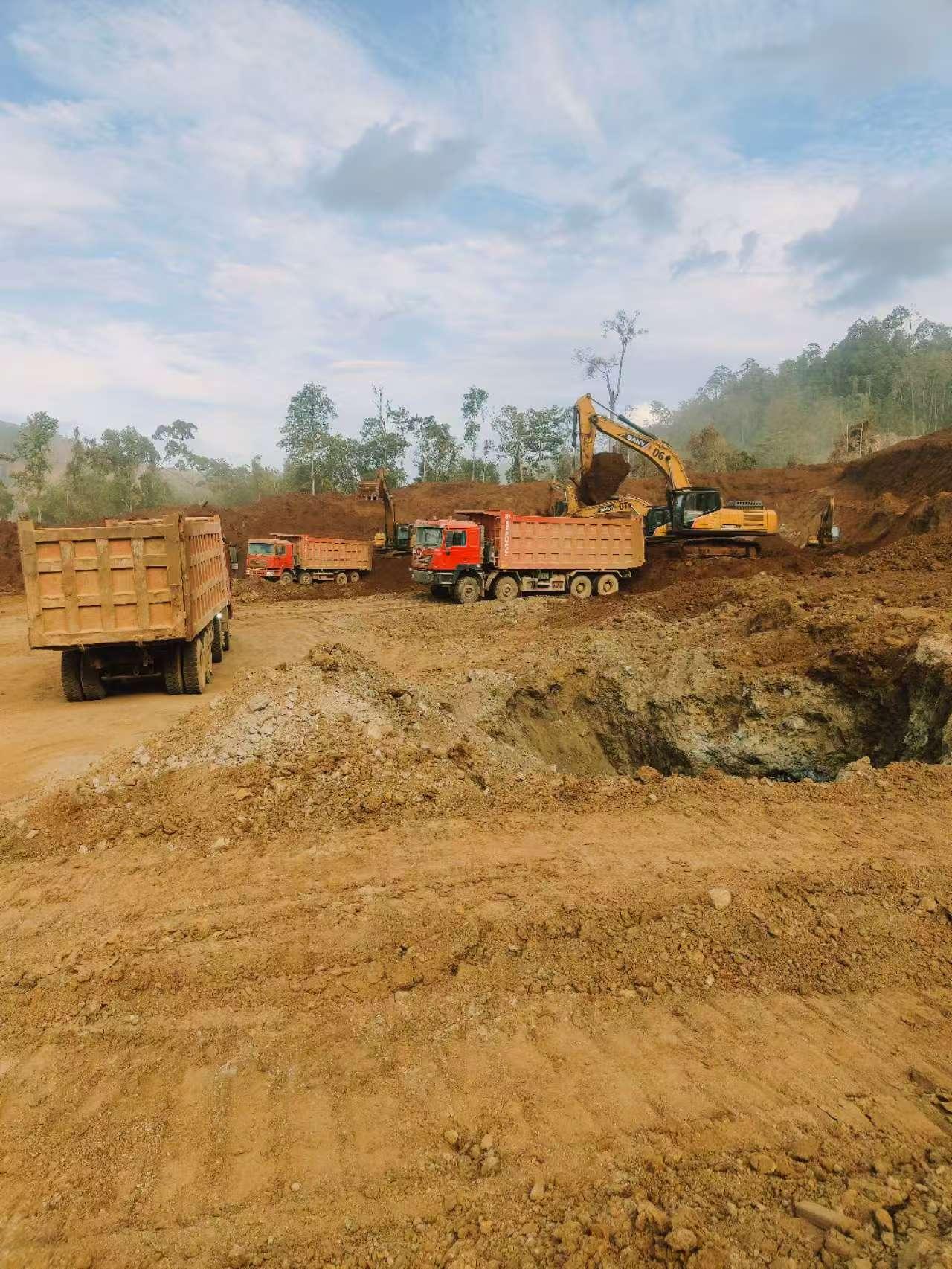 Armada dump truck menunggu pemuatan bijih di area tambang