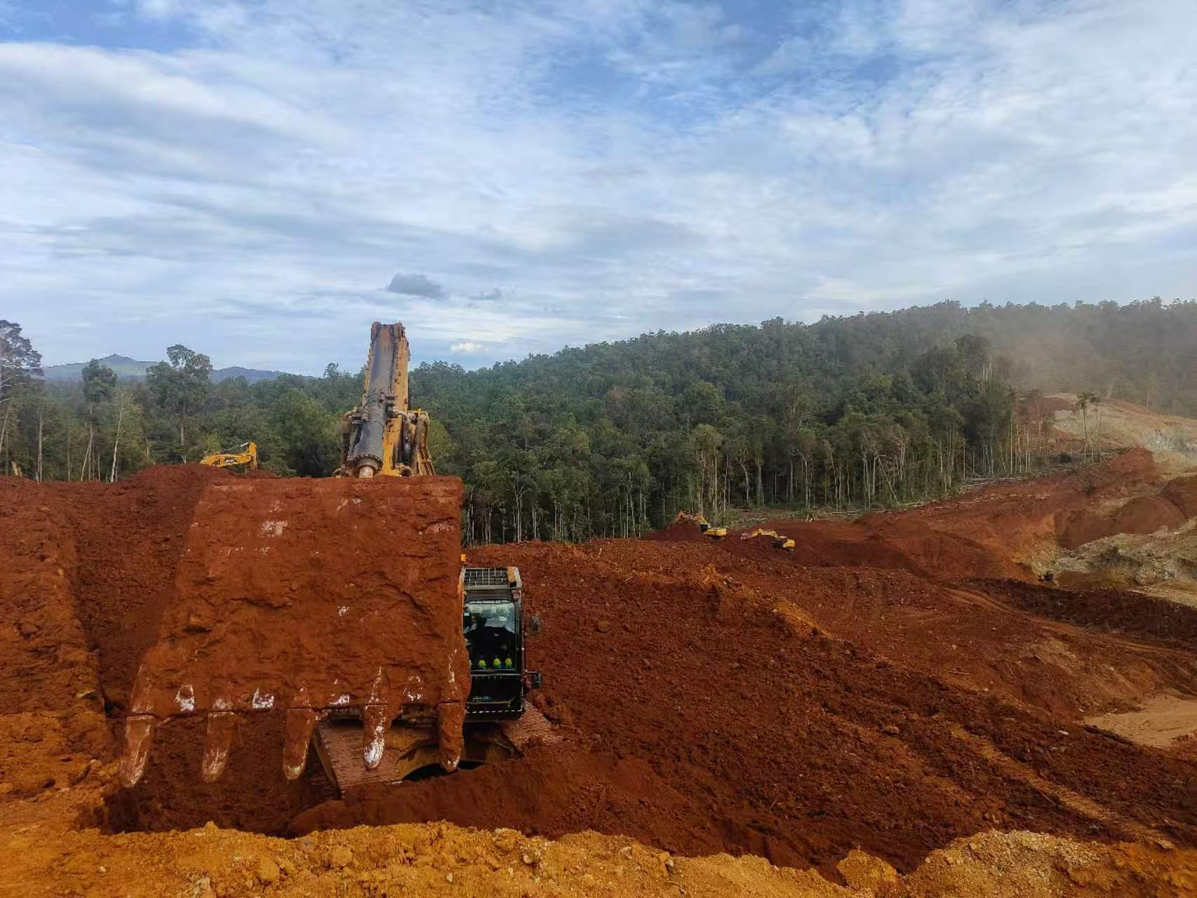Excavator melakukan pengupasan tanah penutup di area tambang Luwuk